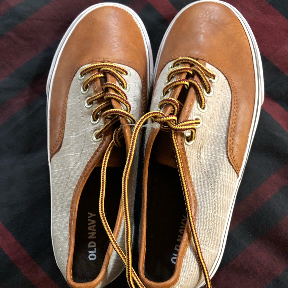 Old Navy, size 3 dress shoe with brown faux leather toe and flax canvas upper
